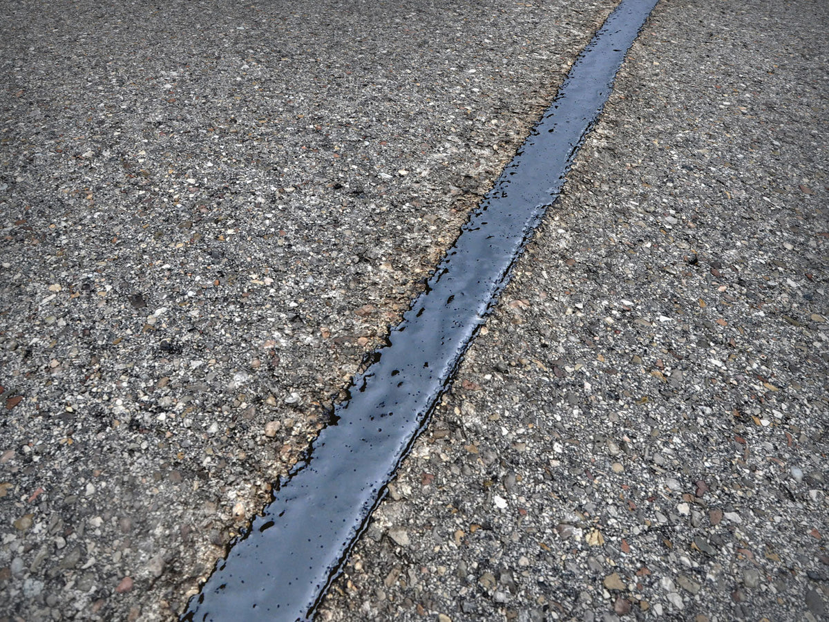 Fugenverguss im Asphalt-Neubau: Anschlussfugen schneiden und dauerhaft vergießen