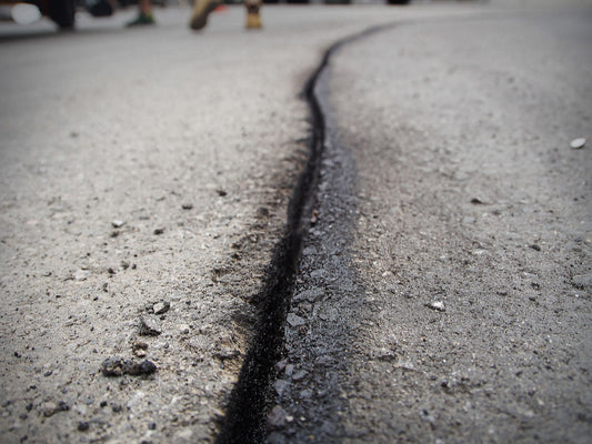 Risse im Asphalt reparieren: So geht wirtschaftlicher Straßenerhalt für Kommunen